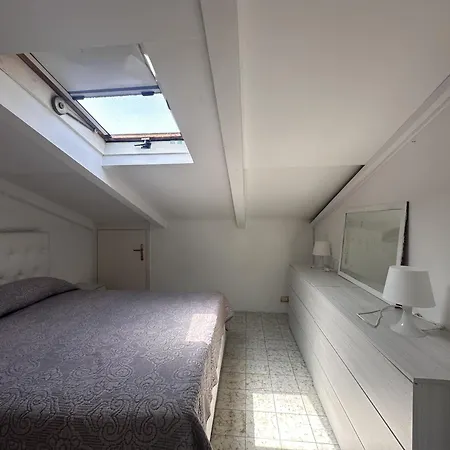 Apartment Graziosa Mansarda 5 Min A Piedi Dal Mare - Il Lupo Affitta *