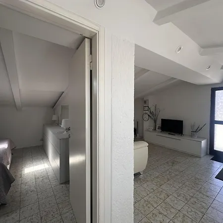 Apartment Graziosa Mansarda 5 Min A Piedi Dal Mare - Il Lupo Affitta *